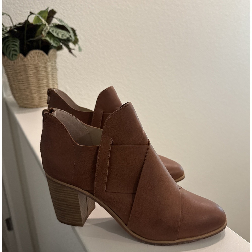 BC Footwrar Azalea Vegan Crisscross Ankle Booties sz 8.5 Brown Boots Comfort